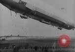 Standbild Zeppelin Luftschiff Schwaben stürzt in Flammen London England Vereinigtes Königreich, 1917, aus Sekunde 3 historischem Filmmaterial Videoclip 65675042410