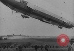 Standbild Zeppelin Luftschiff Schwaben stürzt in Flammen London England Vereinigtes Königreich, 1917, aus Sekunde 4 historischem Filmmaterial Videoclip 65675042410