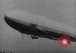 Standbild Zeppelin Luftschiff Schwaben stürzt in Flammen London England Vereinigtes Königreich, 1917, aus Sekunde 5 historischem Filmmaterial Videoclip 65675042410