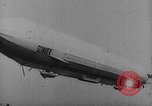 Standbild Zeppelin Luftschiff Schwaben stürzt in Flammen London England Vereinigtes Königreich, 1917, aus Sekunde 6 historischem Filmmaterial Videoclip 65675042410