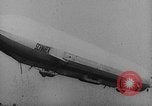 Standbild Zeppelin Luftschiff Schwaben stürzt in Flammen London England Vereinigtes Königreich, 1917, aus Sekunde 7 historischem Filmmaterial Videoclip 65675042410