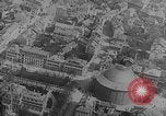 Standbild Zeppelin Luftschiff Schwaben stürzt in Flammen London England Vereinigtes Königreich, 1917, aus Sekunde 8 historischem Filmmaterial Videoclip 65675042410