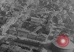 Standbild Zeppelin Luftschiff Schwaben stürzt in Flammen London England Vereinigtes Königreich, 1917, aus Sekunde 9 historischem Filmmaterial Videoclip 65675042410