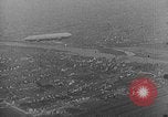 Standbild Zeppelin Luftschiff Schwaben stürzt in Flammen London England Vereinigtes Königreich, 1917, aus Sekunde 16 historischem Filmmaterial Videoclip 65675042410