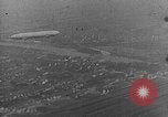 Standbild Zeppelin Luftschiff Schwaben stürzt in Flammen London England Vereinigtes Königreich, 1917, aus Sekunde 17 historischem Filmmaterial Videoclip 65675042410