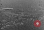 Standbild Zeppelin Luftschiff Schwaben stürzt in Flammen London England Vereinigtes Königreich, 1917, aus Sekunde 18 historischem Filmmaterial Videoclip 65675042410
