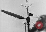Standbild Zeppelin Luftschiff Schwaben stürzt in Flammen London England Vereinigtes Königreich, 1917, aus Sekunde 20 historischem Filmmaterial Videoclip 65675042410