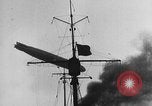 Standbild Zeppelin Luftschiff Schwaben stürzt in Flammen London England Vereinigtes Königreich, 1917, aus Sekunde 22 historischem Filmmaterial Videoclip 65675042410