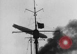Standbild Zeppelin Luftschiff Schwaben stürzt in Flammen London England Vereinigtes Königreich, 1917, aus Sekunde 23 historischem Filmmaterial Videoclip 65675042410