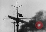 Standbild Zeppelin Luftschiff Schwaben stürzt in Flammen London England Vereinigtes Königreich, 1917, aus Sekunde 24 historischem Filmmaterial Videoclip 65675042410