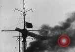 Standbild Zeppelin Luftschiff Schwaben stürzt in Flammen London England Vereinigtes Königreich, 1917, aus Sekunde 25 historischem Filmmaterial Videoclip 65675042410