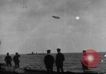 Standbild Zeppelin Luftschiff Schwaben stürzt in Flammen London England Vereinigtes Königreich, 1917, aus Sekunde 26 historischem Filmmaterial Videoclip 65675042410