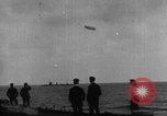 Standbild Zeppelin Luftschiff Schwaben stürzt in Flammen London England Vereinigtes Königreich, 1917, aus Sekunde 27 historischem Filmmaterial Videoclip 65675042410