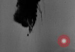 Standbild Zeppelin Luftschiff Schwaben stürzt in Flammen London England Vereinigtes Königreich, 1917, aus Sekunde 28 historischem Filmmaterial Videoclip 65675042410