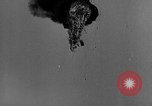 Standbild Zeppelin Luftschiff Schwaben stürzt in Flammen London England Vereinigtes Königreich, 1917, aus Sekunde 29 historischem Filmmaterial Videoclip 65675042410