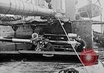 Standbild German Submarine kapituliert britischen Q-Schiff Mittelmeer, 1917, aus Sekunde 12 historischem Filmmaterial Videoclip 65675042412