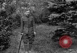 Standbild Unter Granatenschock stehende alliierte Soldaten Frankreich, 1918, aus Sekunde 43 historischem Filmmaterial Videoclip 65675042429