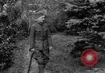 Standbild Unter Granatenschock stehende alliierte Soldaten Frankreich, 1918, aus Sekunde 46 historischem Filmmaterial Videoclip 65675042429