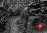 Standbild Unter Granatenschock stehende alliierte Soldaten Frankreich, 1918, aus Sekunde 49 historischem Filmmaterial Videoclip 65675042429