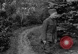 Standbild Unter Granatenschock stehende alliierte Soldaten Frankreich, 1918, aus Sekunde 50 historischem Filmmaterial Videoclip 65675042429