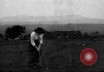 Standbild Frauen und einem Mann indem auf eine Golf Green Vereinigtes Königreich, 1916, aus Sekunde 1 historischem Filmmaterial Videoclip 65675042466