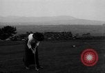 Standbild Frauen und einem Mann indem auf eine Golf Green Vereinigtes Königreich, 1916, aus Sekunde 3 historischem Filmmaterial Videoclip 65675042466