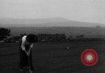 Standbild Frauen und einem Mann indem auf eine Golf Green Vereinigtes Königreich, 1916, aus Sekunde 4 historischem Filmmaterial Videoclip 65675042466