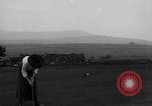 Standbild Frauen und einem Mann indem auf eine Golf Green Vereinigtes Königreich, 1916, aus Sekunde 5 historischem Filmmaterial Videoclip 65675042466
