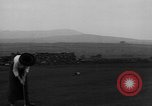 Standbild Frauen und einem Mann indem auf eine Golf Green Vereinigtes Königreich, 1916, aus Sekunde 6 historischem Filmmaterial Videoclip 65675042466
