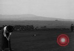 Standbild Frauen und einem Mann indem auf eine Golf Green Vereinigtes Königreich, 1916, aus Sekunde 7 historischem Filmmaterial Videoclip 65675042466