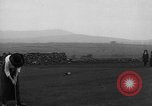 Standbild Frauen und einem Mann indem auf eine Golf Green Vereinigtes Königreich, 1916, aus Sekunde 8 historischem Filmmaterial Videoclip 65675042466