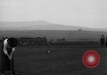 Standbild Frauen und einem Mann indem auf eine Golf Green Vereinigtes Königreich, 1916, aus Sekunde 9 historischem Filmmaterial Videoclip 65675042466