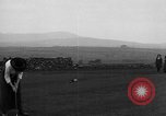 Standbild Frauen und einem Mann indem auf eine Golf Green Vereinigtes Königreich, 1916, aus Sekunde 10 historischem Filmmaterial Videoclip 65675042466