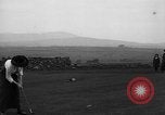 Standbild Frauen und einem Mann indem auf eine Golf Green Vereinigtes Königreich, 1916, aus Sekunde 11 historischem Filmmaterial Videoclip 65675042466