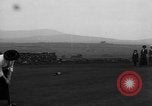 Standbild Frauen und einem Mann indem auf eine Golf Green Vereinigtes Königreich, 1916, aus Sekunde 12 historischem Filmmaterial Videoclip 65675042466