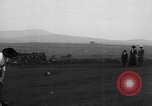 Standbild Frauen und einem Mann indem auf eine Golf Green Vereinigtes Königreich, 1916, aus Sekunde 13 historischem Filmmaterial Videoclip 65675042466