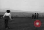 Standbild Frauen und einem Mann indem auf eine Golf Green Vereinigtes Königreich, 1916, aus Sekunde 14 historischem Filmmaterial Videoclip 65675042466