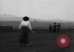 Standbild Frauen und einem Mann indem auf eine Golf Green Vereinigtes Königreich, 1916, aus Sekunde 15 historischem Filmmaterial Videoclip 65675042466