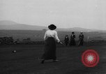 Standbild Frauen und einem Mann indem auf eine Golf Green Vereinigtes Königreich, 1916, aus Sekunde 16 historischem Filmmaterial Videoclip 65675042466