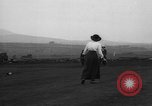 Standbild Frauen und einem Mann indem auf eine Golf Green Vereinigtes Königreich, 1916, aus Sekunde 17 historischem Filmmaterial Videoclip 65675042466