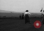 Standbild Frauen und einem Mann indem auf eine Golf Green Vereinigtes Königreich, 1916, aus Sekunde 18 historischem Filmmaterial Videoclip 65675042466