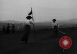 Standbild Frauen und einem Mann indem auf eine Golf Green Vereinigtes Königreich, 1916, aus Sekunde 20 historischem Filmmaterial Videoclip 65675042466