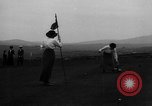 Standbild Frauen und einem Mann indem auf eine Golf Green Vereinigtes Königreich, 1916, aus Sekunde 21 historischem Filmmaterial Videoclip 65675042466
