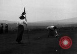 Standbild Frauen und einem Mann indem auf eine Golf Green Vereinigtes Königreich, 1916, aus Sekunde 22 historischem Filmmaterial Videoclip 65675042466