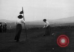 Standbild Frauen und einem Mann indem auf eine Golf Green Vereinigtes Königreich, 1916, aus Sekunde 23 historischem Filmmaterial Videoclip 65675042466
