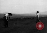 Standbild Frauen und einem Mann indem auf eine Golf Green Vereinigtes Königreich, 1916, aus Sekunde 25 historischem Filmmaterial Videoclip 65675042466