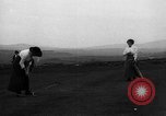 Standbild Frauen und einem Mann indem auf eine Golf Green Vereinigtes Königreich, 1916, aus Sekunde 26 historischem Filmmaterial Videoclip 65675042466