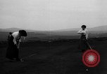 Standbild Frauen und einem Mann indem auf eine Golf Green Vereinigtes Königreich, 1916, aus Sekunde 27 historischem Filmmaterial Videoclip 65675042466