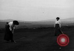 Standbild Frauen und einem Mann indem auf eine Golf Green Vereinigtes Königreich, 1916, aus Sekunde 28 historischem Filmmaterial Videoclip 65675042466