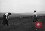 Standbild Frauen und einem Mann indem auf eine Golf Green Vereinigtes Königreich, 1916, aus Sekunde 29 historischem Filmmaterial Videoclip 65675042466